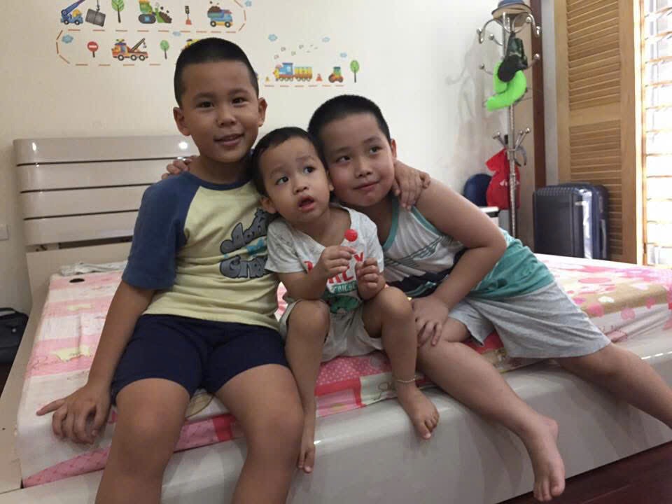 Ba anh em ôm nhau